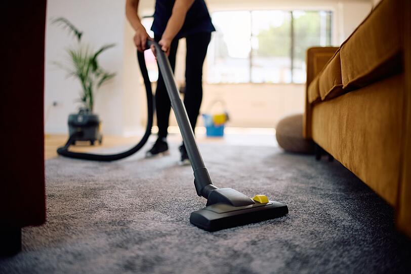 Den Sommer über schleppen Kinder oder Haustiere oft viel Schmutz von draußen in die Wohnung. Pollen, Staub und Insekten kommen aber auch ganz von alleine ins Haus, wenn Fenster und Türen offenstehen. Vieles sammelt sich dann in den Teppichen oder zirkuliert bei Heizungsluft durch den Raum. Im Herbst ist deshalb gründliches Saugen, Ausklopfen und Reinigen angesagt. Den Sommer über schleppen Kinder oder Haustiere oft viel Schmutz von draußen in die Wohnung. Pollen, Staub und Insekten kommen aber auch ganz von alleine ins Haus, wenn Fenster und Türen offenstehen. Vieles sammelt sich dann in den Teppichen oder zirkuliert bei Heizungsluft durch den Raum. Im Herbst ist deshalb gründliches Saugen, Ausklopfen und Reinigen angesagt.