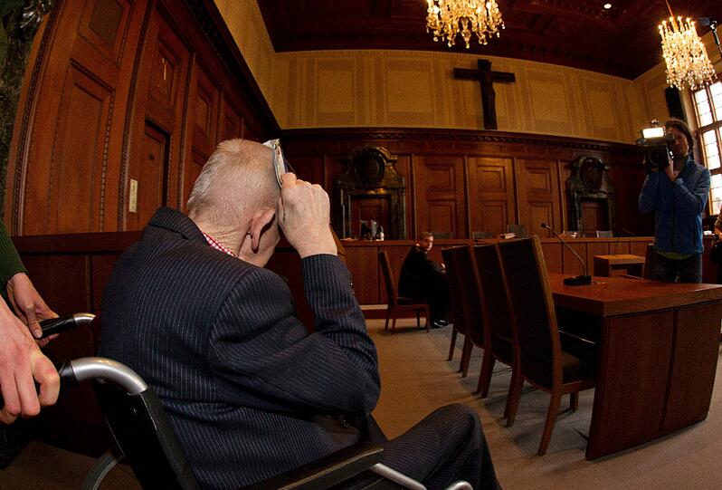 Er hat über Jahrzehnte hinweg mit seiner Tochter geschlafen, nun wurde ein 69 Jahre alter Rentner aus Bayern deswegen zu zwei Jahren und acht Monaten Haft verurteilt - die Bilder des Prozesses vor dem Landgericht Nürnberg.
