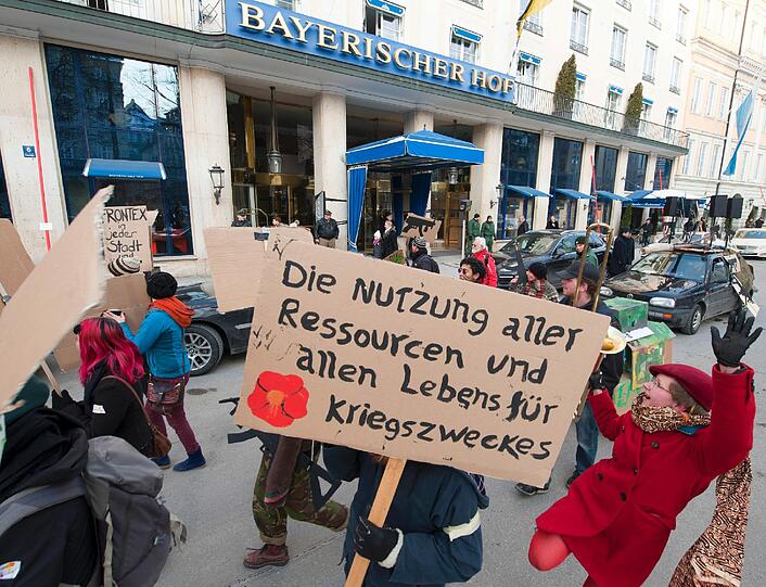 Bereits am vergangenen Wochenende kam es in München zu Demonstrationen gegen die Sicherheitskonferenz - Für den Donnerstag 31.01.2013 ist ab 17.00 Uhr in der Münchner Innenstadt eine Demonstration mit dem Thema &bdquo;Hände weg von Syrien&ldquo; angekündigt. Dazu werden etwa 50 Teilnehmer erwartet.