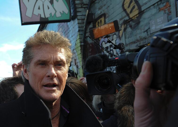 David Hasselhoff sorgte mit seinem Erscheinen für einen wahren Menschenauflauf in Berlin. Weitere Bilder zum Durchklicken.