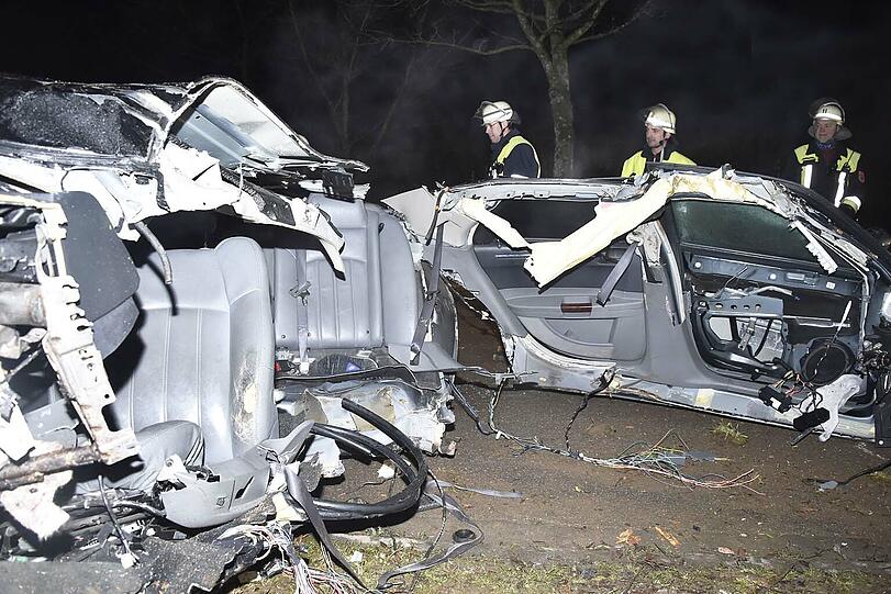 Vollig zerfetzt: Aus diesem Schrotthaufen wurde der Fahrer lebend geborgen. Bilder vom Einsatz in Vaterstetten.