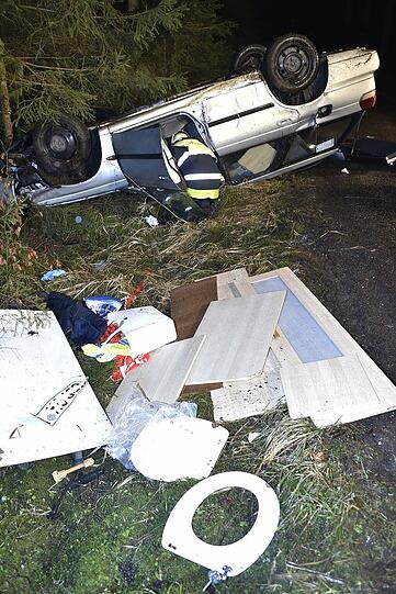 Die Feuerwehr musste den Fahrer aus dem total demolierten Wrack befreien.