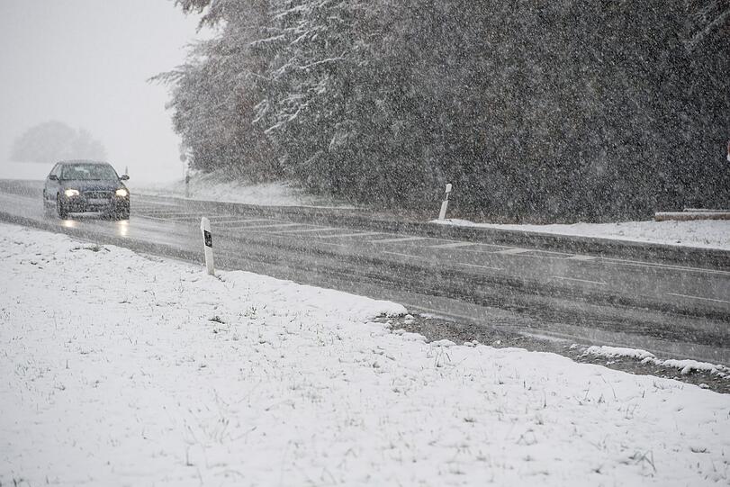 Winterlandschaft im Münchner Süden: In Wolfratshausen blieb der Schnee auf den Wiesen und Feldern liegen.