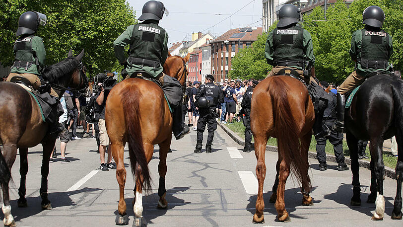 Die Polizei trennte beide Fanlager strikt voneinander. Im Einsatz waren rund 600 Beamte - unter anderem auch eine Reiterstaffel.