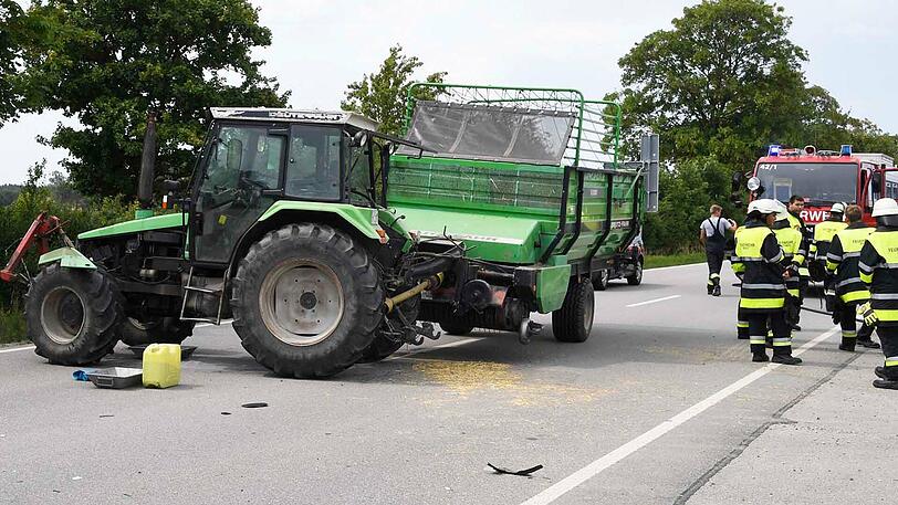 Beide Autoinsassen kamen nach dem Unfall ins Krankenhaus - die Bilder vom Unfallort.