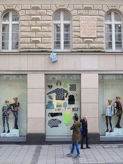 Ein ungewöhnlicher Anblick: Die Tasche hängt an einem Haken unter einem Fenster im ersten Stock. Was steckt dahinter?