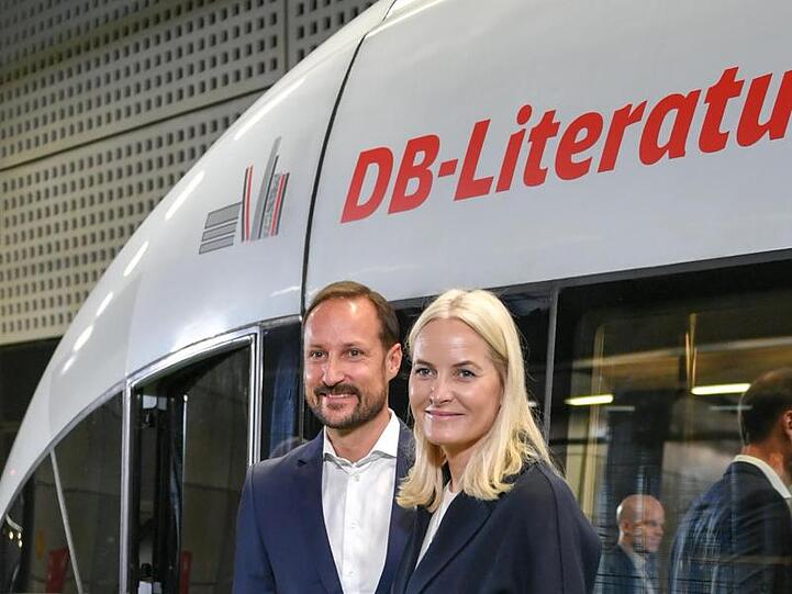 Kronprinz Haakon und Kronprinzessin Mette-Marit im Berliner Hauptbahnhof.