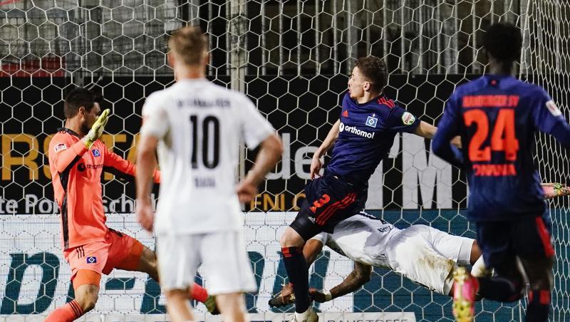 Daniel Keita Ruel (r) sorgte bei Sandhausens Sieg gegen den HSV für die Vorentscheidung.