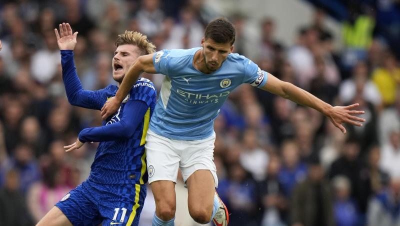 Chelseas Timo Werner (l) wird von Ruben Dias von Manchester City zu Fall gebracht. Chelseas Timo Werner (l) wird von Ruben Dias von Manchester City zu Fall gebracht.
