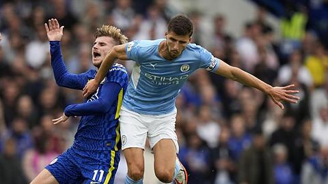 Chelseas Timo Werner (l) wird von Ruben Dias von Manchester City zu Fall gebracht.