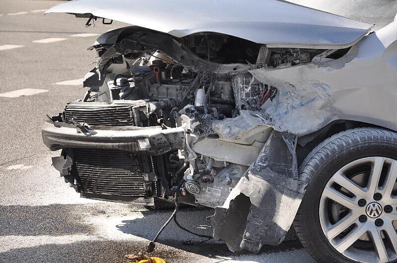Unfall in Landshut: Auf der Konrad-Adenauerstr. /Ecke Alte Regensburgerstraße kam es zu einem Crash. Auch ein Polizewagen war beteiligt. Die Bilder.