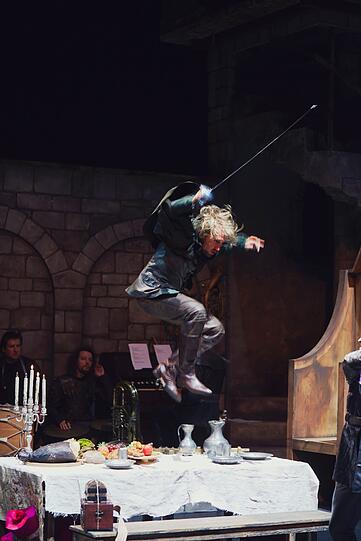 Szenen aus "Robin Hood" mit Thomas Lettow im Residenztheater.