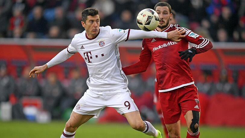ROBERT LEWANDOWSKI: NOTE 4 - Lieferte sich anfangs gleich ein nickliges Scharmützel mit Schanzer Alfredo Morales. Bekam dann im Duell mit Hansen einen mit, als er nach seinem Heber mit dem FCI-Torwart zusammenprallte (20.). Gute Vorarbeit vor der Müller-Chance. Beste Szene: Lattenknaller (83.). Diskutierte viel mit den Schiedsrichtern und den Gegnern.
