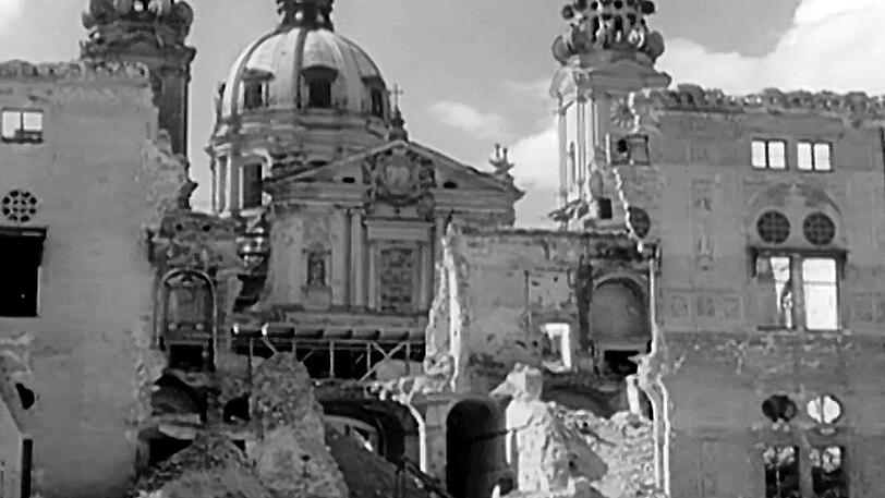 Durchblick: von der zerstörten Residenz rüber zur Theatinerkirche.