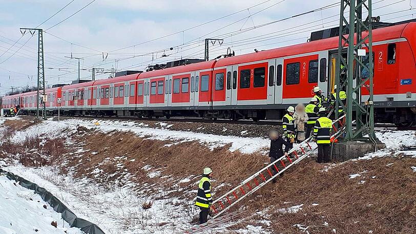 Die Feuerwehr musste anrücken, um die Fahrgäste aus der liegen gebliebenen S-Bahn zu befreien.