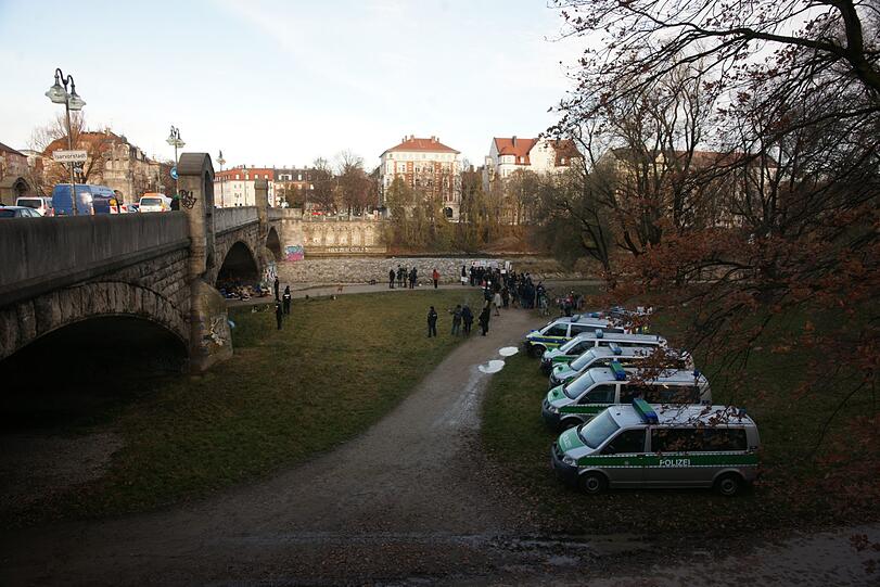 Großes Polizeiaufgebot an den Isarbrücken.