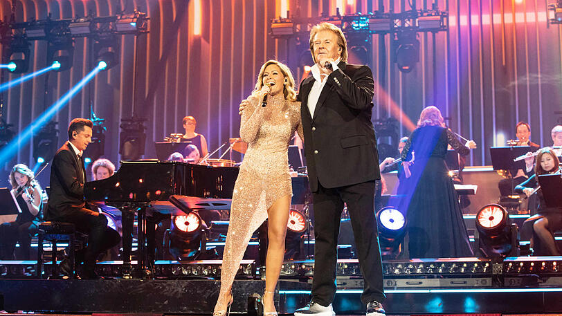 Helene Fischer und Howard Carpendale Arm in Arm.