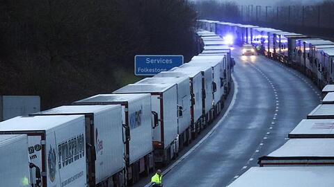 Lastwagen stehen in einer Warteschlange, nachdem der Hafen von Dover geschlossen wurde.