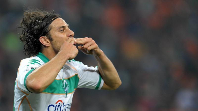 Küsse von Torjäger: Claudio Pizarro bejubelt eines seiner zehn Bundesliga-Treffer diese Saison. Küsse von Torjäger: Claudio Pizarro bejubelt eines seiner zehn Bundesliga-Treffer diese Saison.