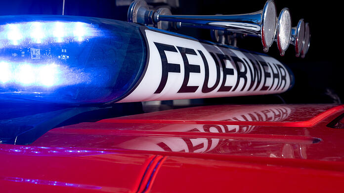 Feuerwehr und Rettungskräfte waren schnell am Einsatzort und versorgten den Mann, dessen Jacke kurz vorher gebrannt hatte.