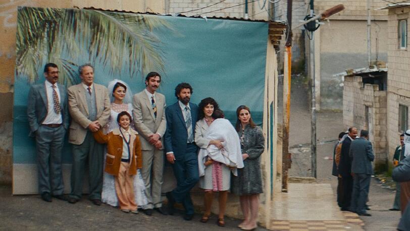 Hochzeitsfoto im Westjordanland, unter anderem mit Sharif (Mohammad Bakri), Noor (Sanal Alkabarete), Salim (Saleh Bakri) und Hanan (Cherien Dabis). Hochzeitsfoto im Westjordanland, unter anderem mit Sharif (Mohammad Bakri), Noor (Sanal Alkabarete), Salim (Saleh Bakri) und Hanan (Cherien Dabis).