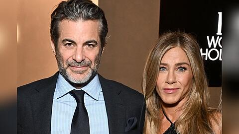 Jim Curtis und Jennifer Aniston machten ihre Liebe im Herbst 2025 &ouml;ffentlich.