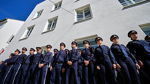 &Ouml;sterreichische Polizeibeamte stehen bei der Er&ouml;ffnung der neuen Polizeistation vor Adolf Hitlers Geburtshaus.