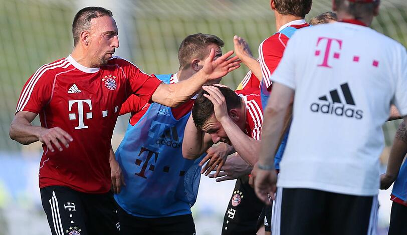 Und die dürfen Watschn und Ohrkneifer verteilen. Heiße Nummer. Fans und Trainer lachen sich schlapp. Tiki-Taka? Zwicki-Zwacka!Der FC Bayern in Riva am Gardasse: Sehen Sie hier die ersten Bilder aus dem Trainingslager!