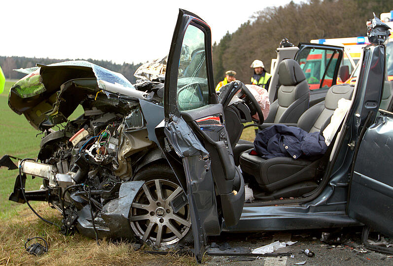 Horror-Crash auf der B304 - Die Bilder vom Rettungseinsatz.