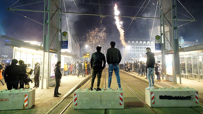 Im Leipziger Stadtteil Connewitz kam es in der Silvesternacht 2017/2018 zu schweren Ausschreitungen. Die Bilder.