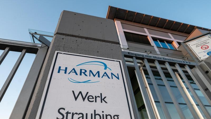 "Harman - Werk Straubing" steht vor dem Werk des Autozulieferers. Foto: Armin Weigel/dpa/Archivbild "Harman - Werk Straubing" steht vor dem Werk des Autozulieferers. Foto: Armin Weigel/dpa/Archivbild