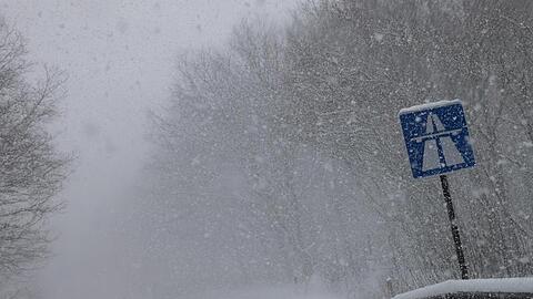 Starker Schneefall hat an vielen Orten in Deutschland den Verkehr behindert.