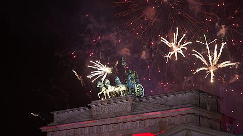 Zum Abschluss der Show gab es - wie hier beim Jahreswechsel 2024/2025 - ein Feuerwerk. (Archivbild)
