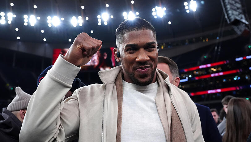 Ein lächelnder Anthony Joshua ballt im Tottenham-Stadion die Faust – das verbale Duell mit Tyson Fury heizt die Erwartungen an den „Battle of Britain“ weiter an. Ein lächelnder Anthony Joshua ballt im Tottenham-Stadion die Faust – das verbale Duell mit Tyson Fury heizt die Erwartungen an den „Battle of Britain“ weiter an.
