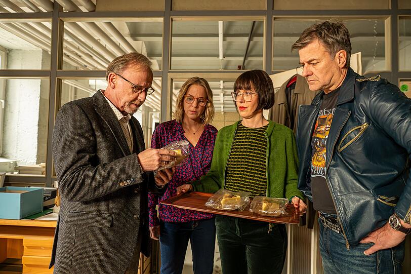 Nach Kriminaloberrat Zangels Weggang übernimmt Dr. Linda Hösl (Eva Karl Faltermeier, zweite von rechts) die Leitung im Münchner Kommissariat. Nach gelöstem Fall gibt es für die Schaller (Alexander Held, links), Flierl (Bernadette Heerwagen) und Neuhauser (Marcus Mittermeier) "Schmierkuchen" aus Hösls (und Eva Karl Faltermeiers) Heimat, der Oberpfalz. Nach Kriminaloberrat Zangels Weggang übernimmt Dr. Linda Hösl (Eva Karl Faltermeier, zweite von rechts) die Leitung im Münchner Kommissariat. Nach gelöstem Fall gibt es für die Schaller (Alexander Held, links), Flierl (Bernadette Heerwagen) und Neuhauser (Marcus Mittermeier) "Schmierkuchen" aus Hösls (und Eva Karl Faltermeiers) Heimat, der Oberpfalz.
