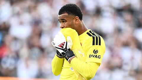 Frankfurts Torwart Noah Atubolu patzte beim zweiten Gegentor.