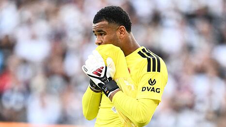Frankfurts Torwart Noah Atubolu patzte beim zweiten Gegentor.