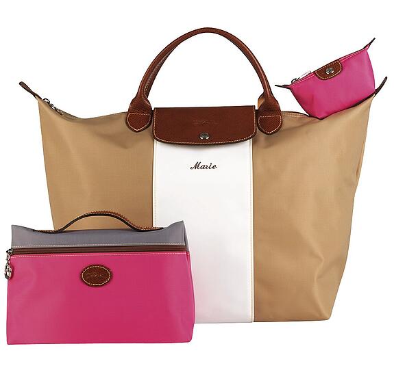 Schritt für Schritt zur Longchamp-Tasche nach Maß (ab 30 Euro): Durch die Wahl von Größe, Farbe, Henkellänge und Verschlussvariationen ergeben sich auf www.long-champ.de über 5000 Kombinationsmöglichkeiten. Der Clou: Der Besitzer-Name kann aufgestickt oder eingeprägt werden.