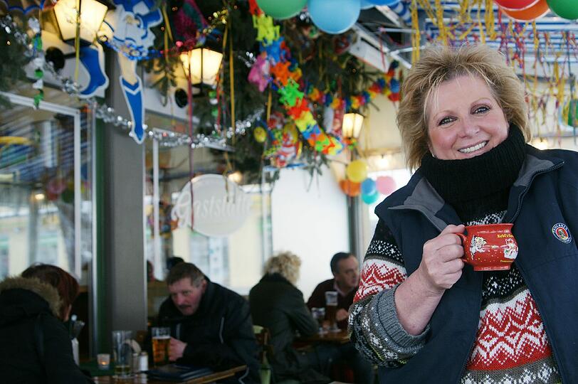 &bdquo;Wieder mehr Gäste&ldquo; Bella Lerner (59), Wirtin am Viktualienmarkt: &bdquo;Schön, dass es milder wird, dann kommen wieder mehr Gäste. Wir haben Heizstrahler, Decken und als Spezialität Heidelbeer-Glühwein.&ldquo;