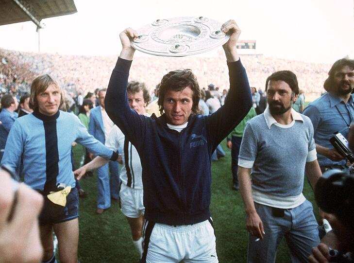 Mai 1975: Mit Torwart Wolfgang Kleff (l.) und Herbert Wimmer (hinten) lässt sich Torjäger Heynckes am Gladbacher Bökelberg feiern, sein zweiter Titel als Spieler. 1976, 1977 triumphiert er nochmal.