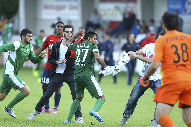 Hass und Gewalt: Prügel-Fans stürmen das Feld mit Palästina-Fahnen und gehen auf die Spieler der israelischen Mannschaft los. Die Bilder.