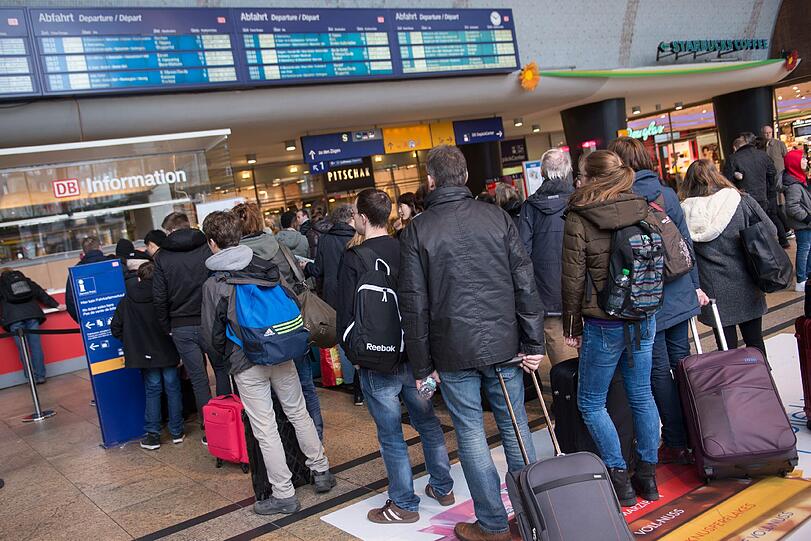 In Nordrhein-Westfalen kämpft man gegen die Schäden an, die Sturmtief Niklas angerichtet hat.