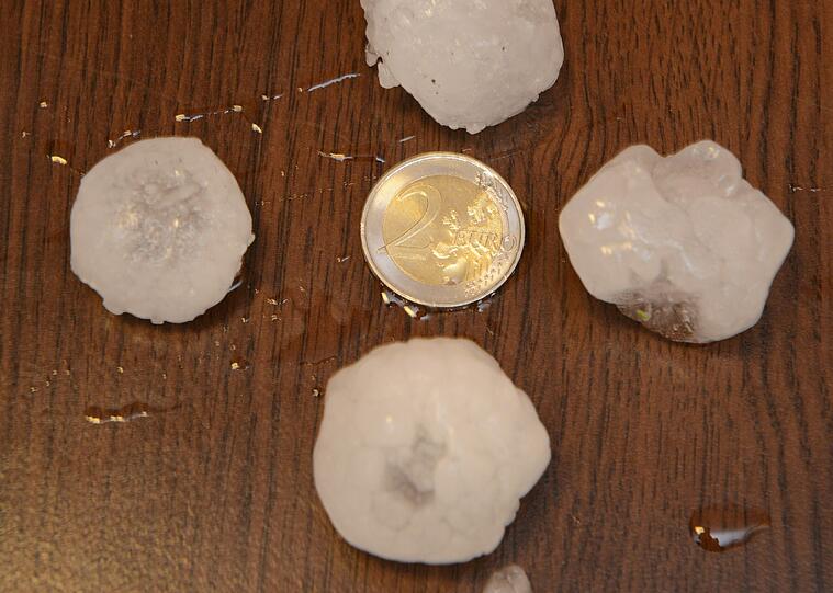 In Freiburg sind diese Hagel-Monster vom Himmel gefallen: Ein starkes Gewitter hat über Bayern und Baden-Württemberg gewütet. Die Bilder...