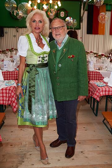 Regisseur Joseph Vilsmaier und seiner Lebensgefährtin Moderatorin Birgit Muth.