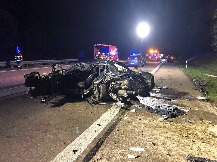 Bei einem schweren Unfall auf der A9 kam ein 22-Jähriger ums Leben.