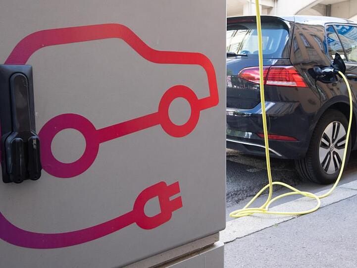 Eine öffentliche Ladesäule für Elektroautos in der Innenstadt von Hannover. Rund 22.800 Anträge auf die Kaufprämie für E-Autos wurden abgelehnt.