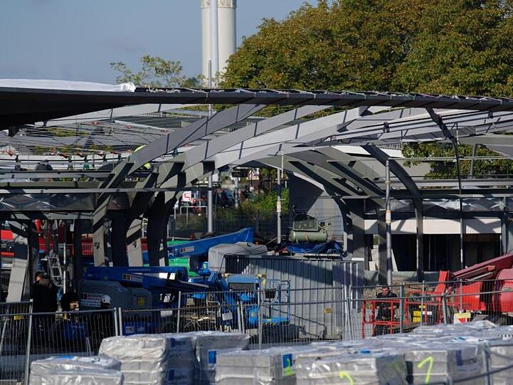 Und ein weiteres Beispiel: Noch unfertig steht das Dach des neuen Busbahnhofs in Leverkusen vor dem Hauptbahnhof.