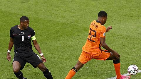 Vor dem Strafstoß hatte David Alaba (l) Denzel Dumfries zu Fall gebracht.
