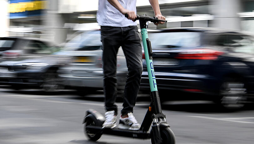 Mit dem E-Scooter auf die Autobahn: Keine gute Idee. (Symbolbild