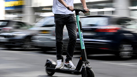 Mit dem E-Scooter auf die Autobahn: Keine gute Idee. (Symbolbild